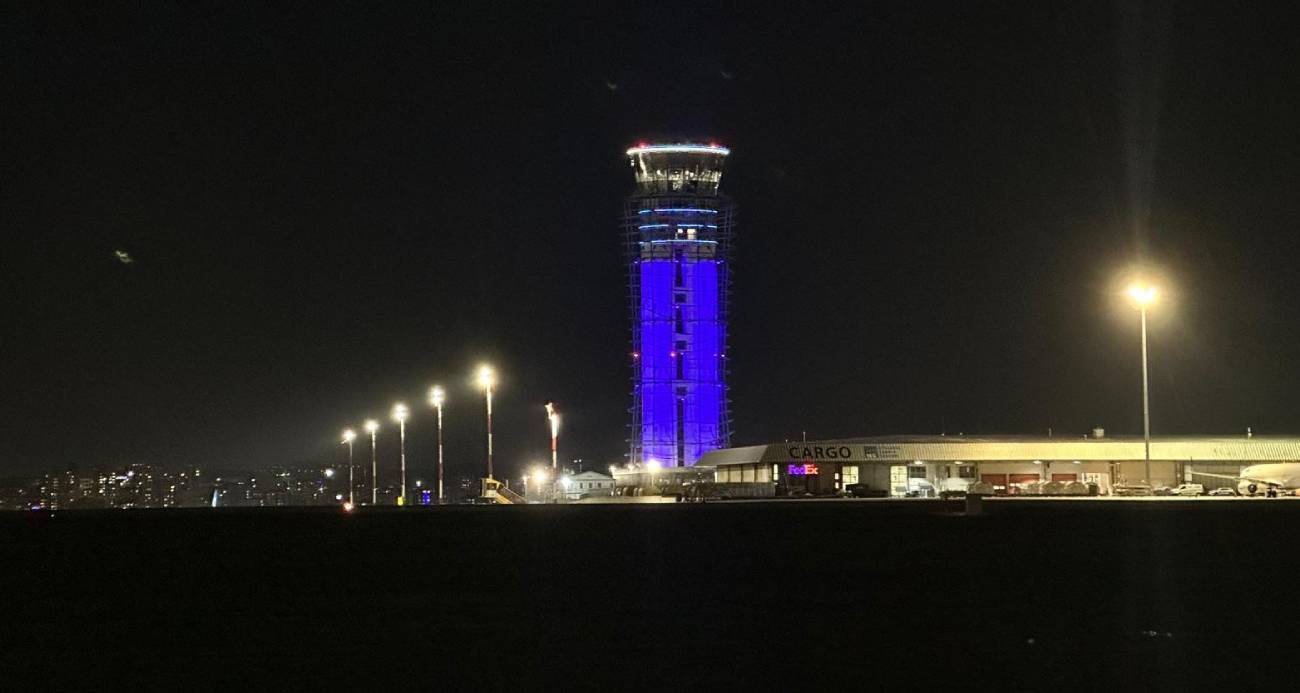 Otizm Farkındalık Günü’nde Sabiha Gökçen Havalimanı kulesi maviye büründü