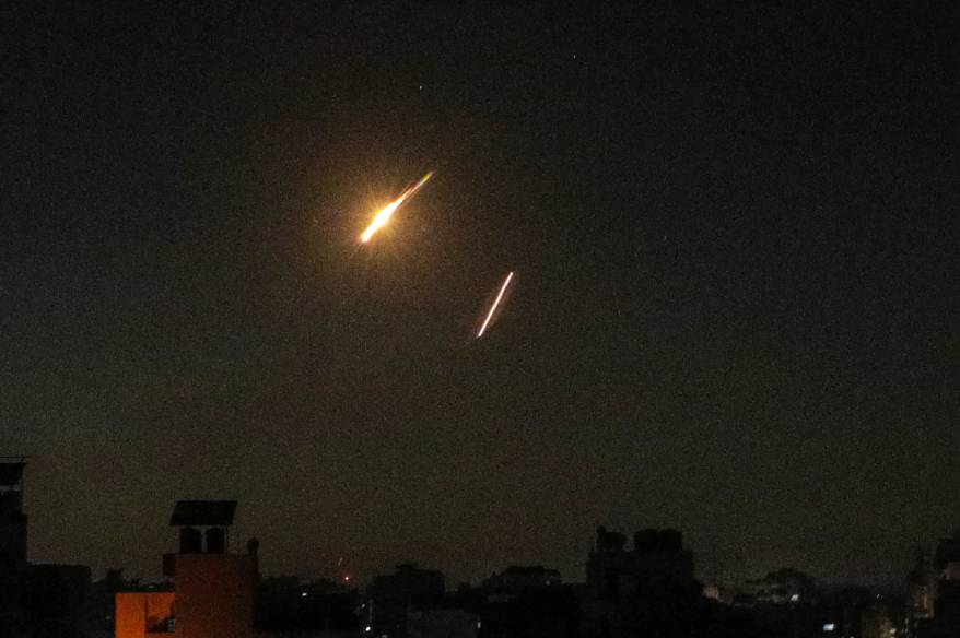 İran'dan fırlatılan balistik füzenin İsrail'e düştüğü anlar kameralara yansıdı