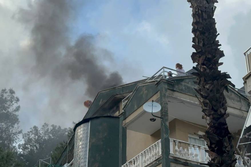 Marmaris’te çatı katı yangını: Mahsur kalan bir kişi kurtarıldı