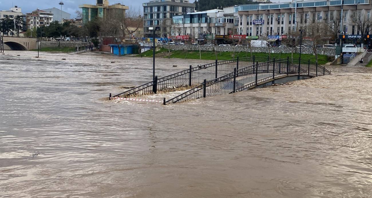 Çanakkale’de Kocabaş Çayı taştı, otopark sular altında kaldı