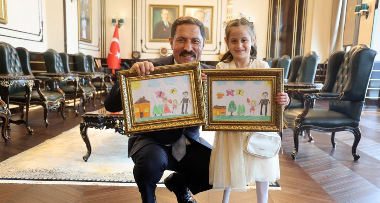 Depremde ailesini ve bacağını kaybeden küçük kızın çizdiği resimdeki protez bacak detayı duygulandırdı