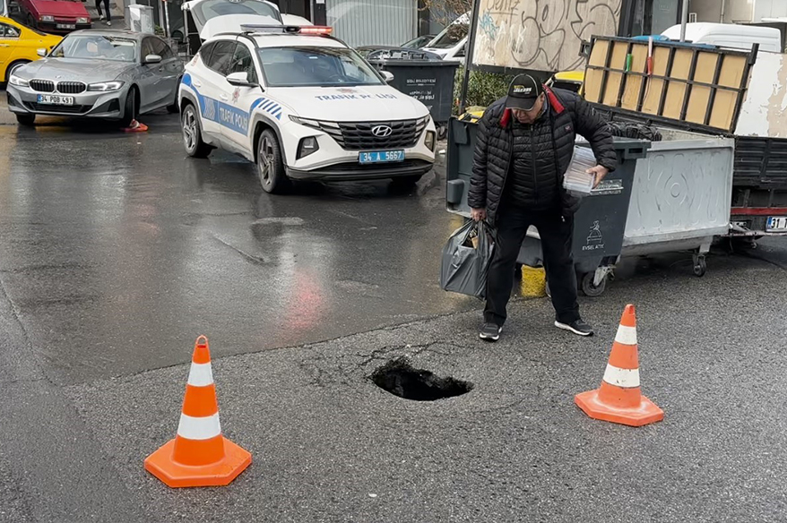 Şişli’de sağanak yağış nedeniyle yol çöktü
