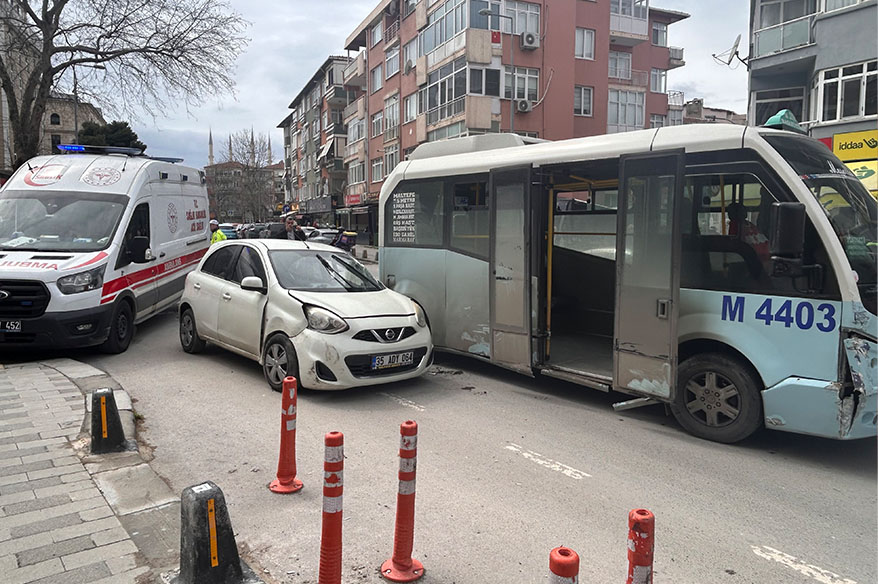 Maltepe’de minibüs araca çarptı: Kaza anı kamerada