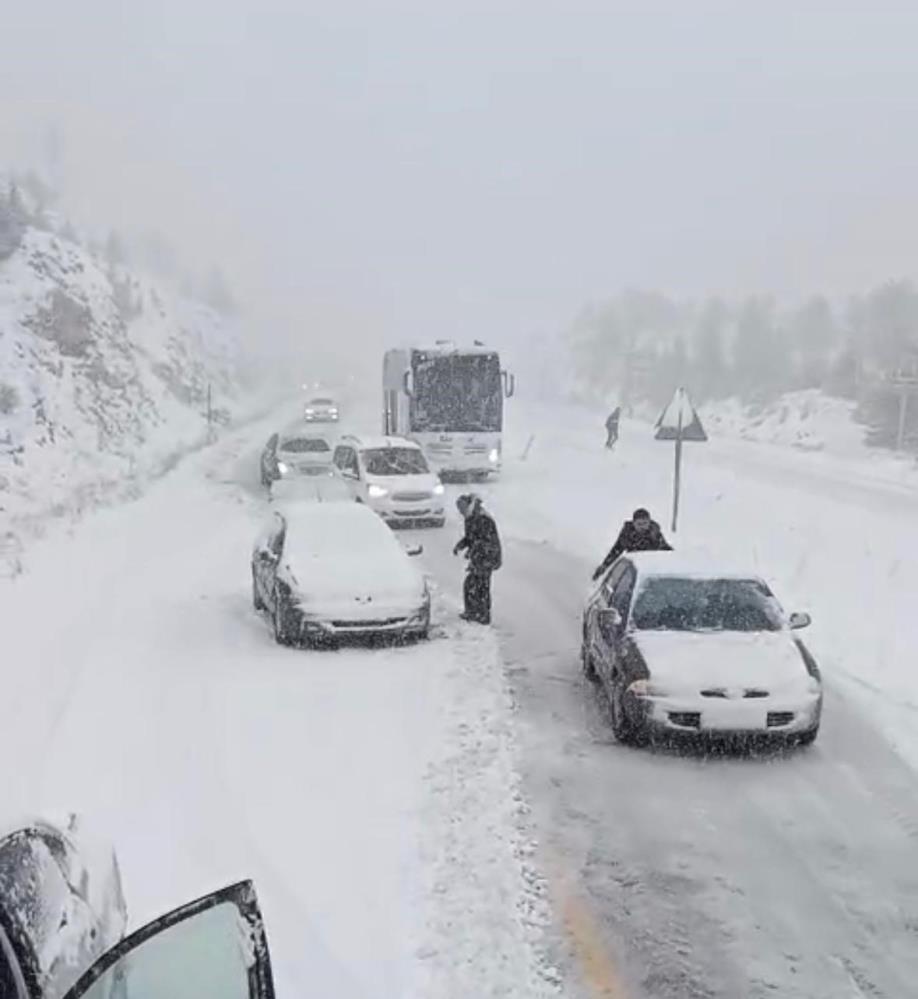 Alacabel’de nisan ayında kar sürprizi, sürücüler zor anlar yaşadı