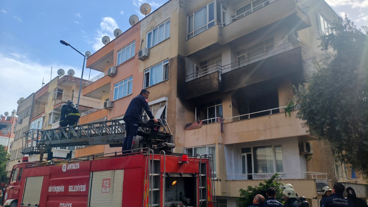 İtfaiye eri yangında dumandan etkilenen kediyi kalp masajı ile hayata döndürdü