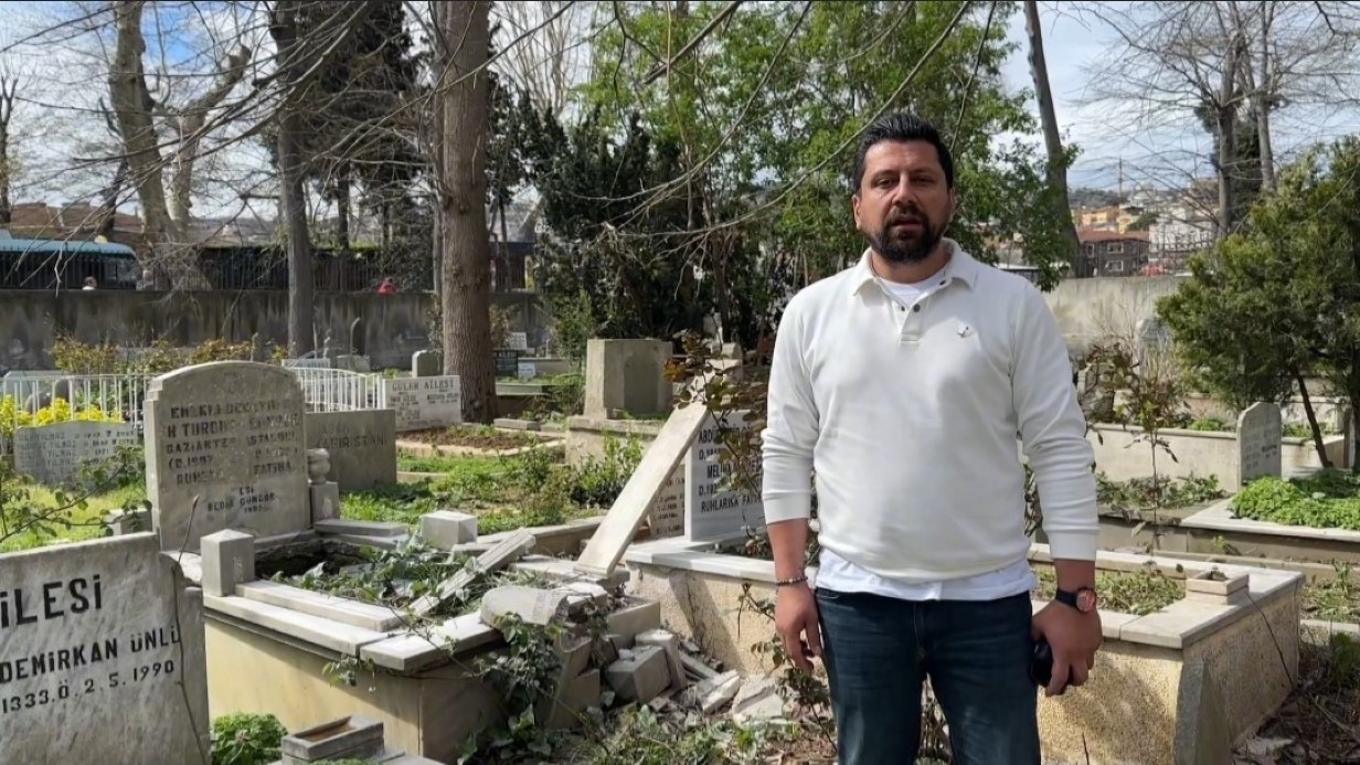 Sarıyer’de fırtınada devrilen ağaçlar mezarlara zarar verdi, vatandaşlar mağdur oldu