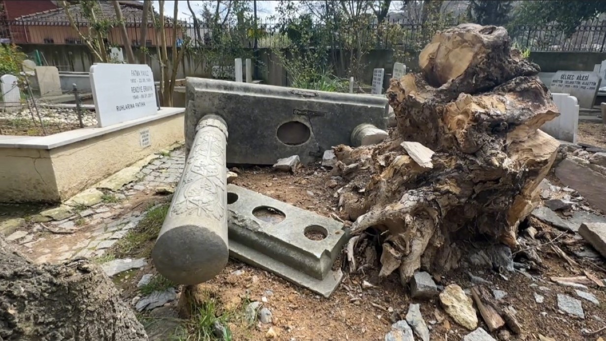 Sarıyer’de fırtınada devrilen ağaçlar mezarlara zarar verdi, vatandaşlar mağdur oldu