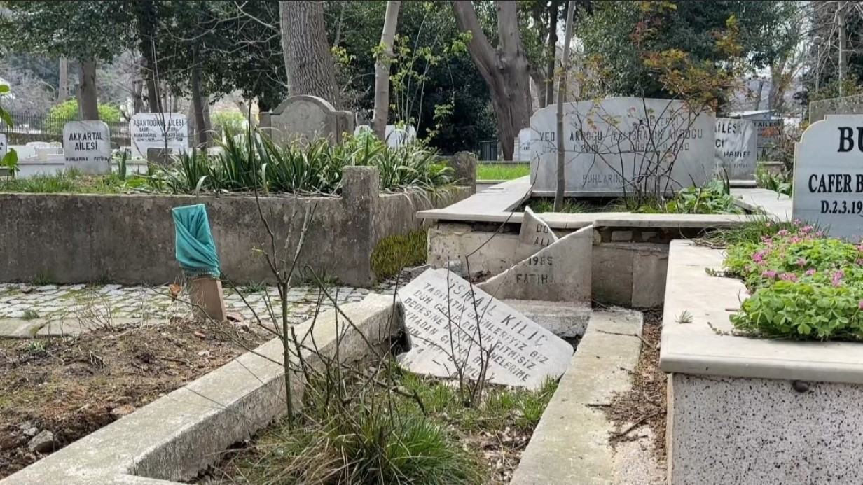 Sarıyer’de fırtınada devrilen ağaçlar mezarlara zarar verdi, vatandaşlar mağdur oldu