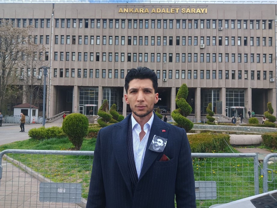 Onu görenler azmine hayran kalıyor: Ayaklarıyla tıraş oluyor, yemek yiyor, para üstü veriyor