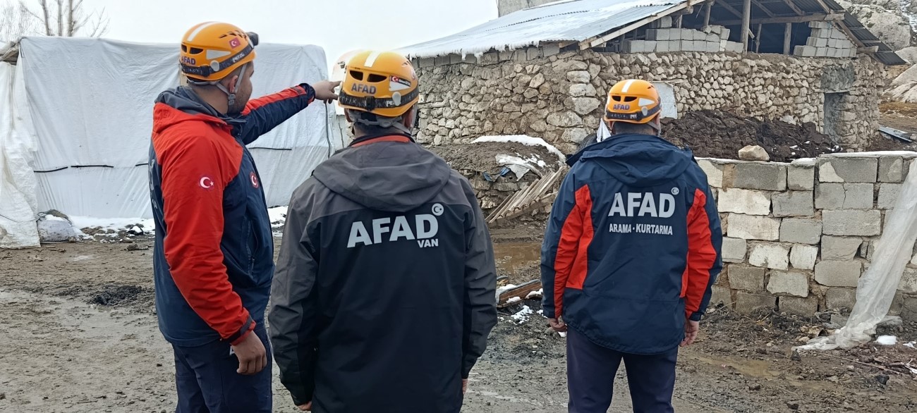 Van’daki depremde bir ahırın duvarı çöktü