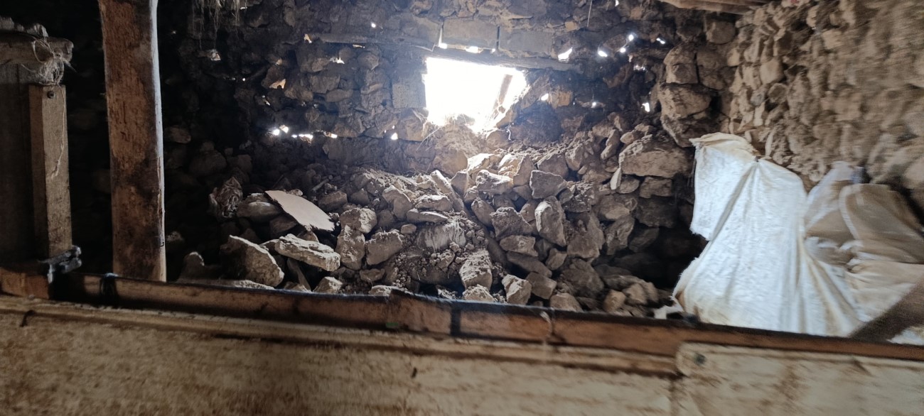 Van’daki depremde bir ahırın duvarı çöktü