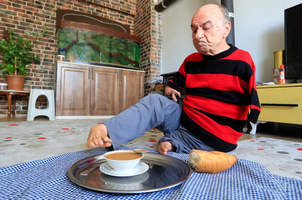 Onu görenler azmine hayran kalıyor: Ayaklarıyla tıraş oluyor, yemek yiyor, para üstü veriyor