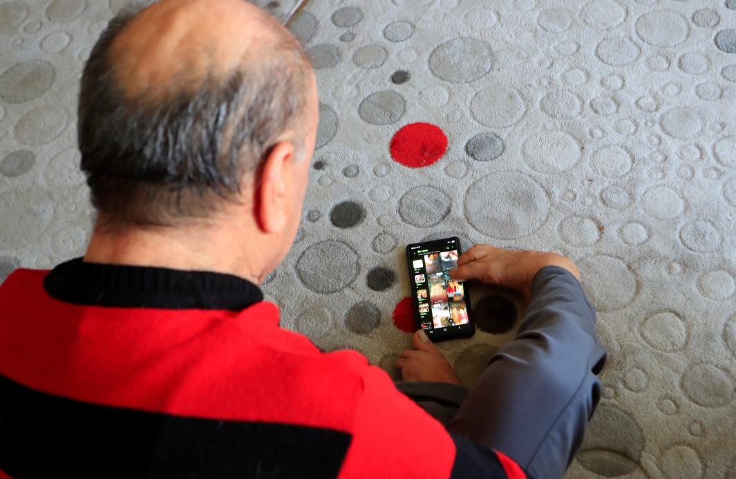 Onu görenler azmine hayran kalıyor: Ayaklarıyla tıraş oluyor, yemek yiyor, para üstü veriyor