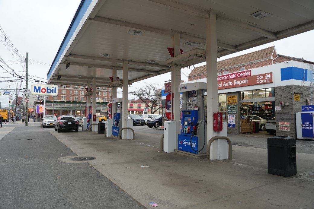 ABD'de ortalama benzin fiyatı 2022'den bu yana ilk kez 4 doların üzerinde