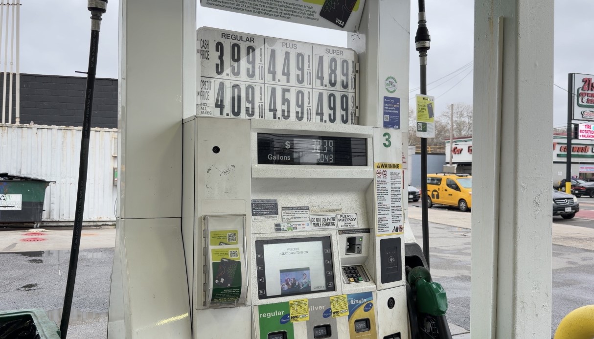 ABD'de ortalama benzin fiyatı 2022'den bu yana ilk kez 4 doların üzerinde
