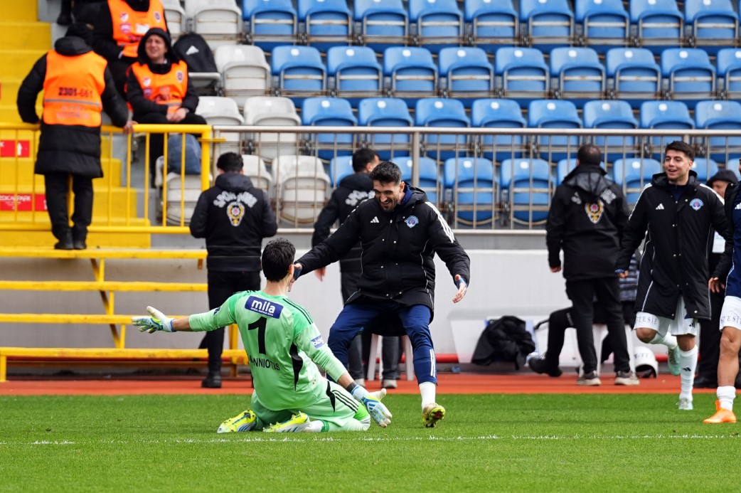 Kasımpaşa kalecisi Andreas Gianniotis’ten uzaklardan gol