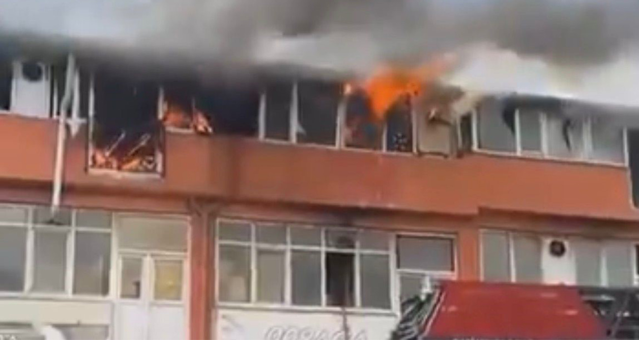 Gaziantep’te ayakkabı imalathanesinde çıkan ve yanındaki iş yerine sıçrayan yangın, itfaiye ekiplerinin müdahalesiyle büyümeden söndürüldü.