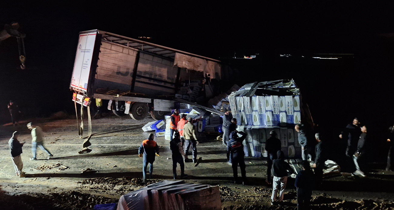 Kayan tır devrildi, Ankara-Tokat karayolu saatlerce ulaşıma kapandı