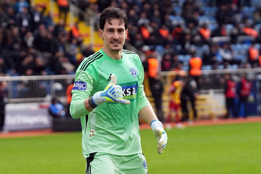 Kasımpaşa kalecisi Andreas Gianniotis’ten uzaklardan gol