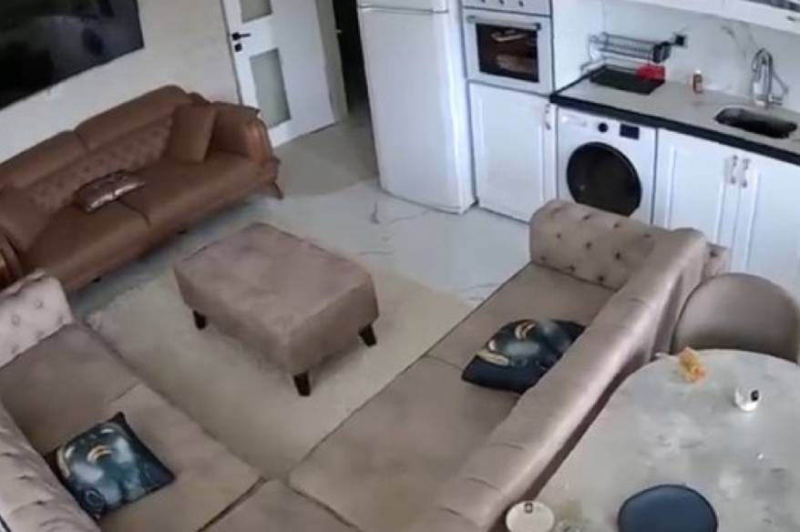 Van’da 5.2 büyüklüğünde deprem: Sarsıntı anı kamerada