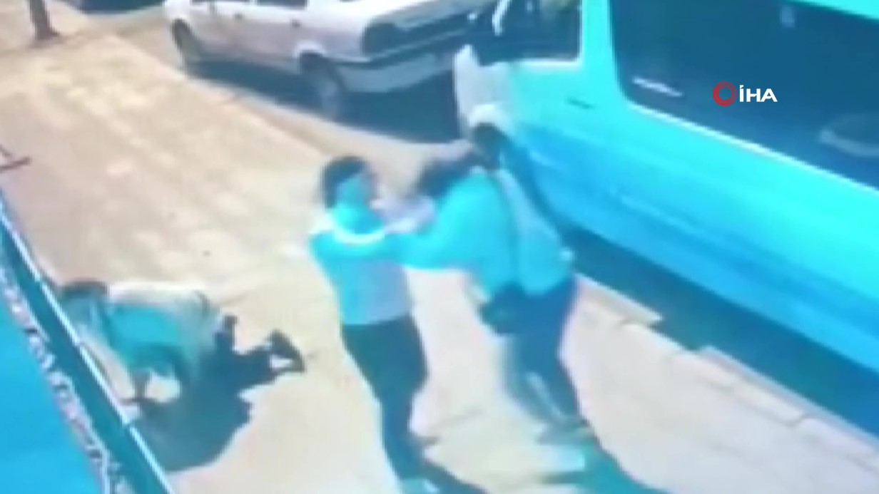 Esenyurt’ta bir şahıs sokak ortasında iki kadını darp etti