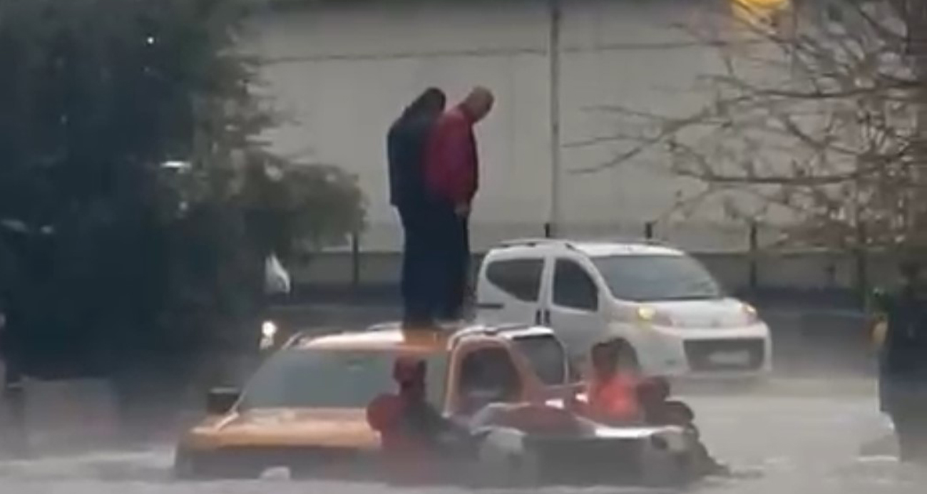 Adana’da dolu ve sağanak nedeniyle göle dönen yolda otomobilin üzerinde çıkan 2 kişi itfaiye ekipleri tarafından kurtarıldı. Bir evin bahçesindeki barbeküye yıldırım düştü.