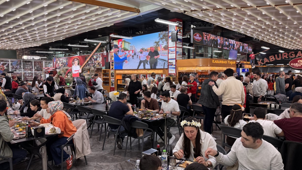 Karnaval esnafın yüzünü güldürdü, kebapçılar doldu taştı