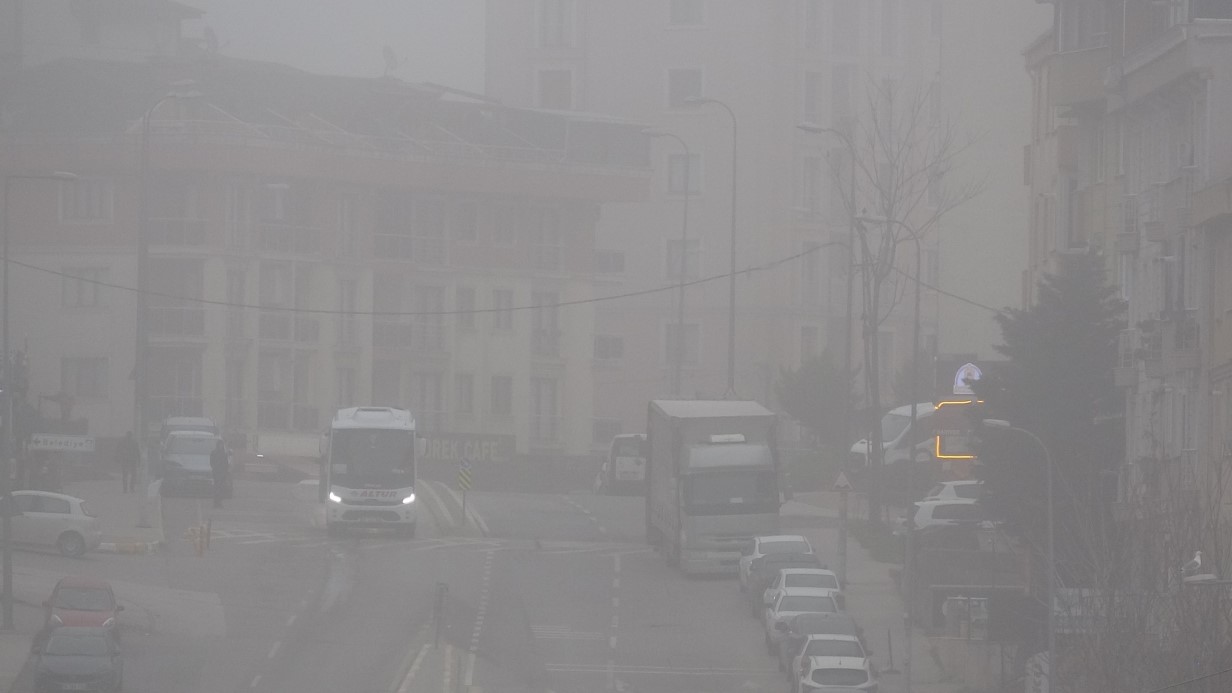 İstanbul’da dün geceden bu yana etkili olan yoğun sis, Anadolu Yakası’nda da sabahın erken saatlerinden itibaren ulaşımı olumsuz etkiledi. Özellikle ana caddelerde görüş mesafesinin önemli ölçüde düşmesi, sürücülere zor anlar yaşattı.