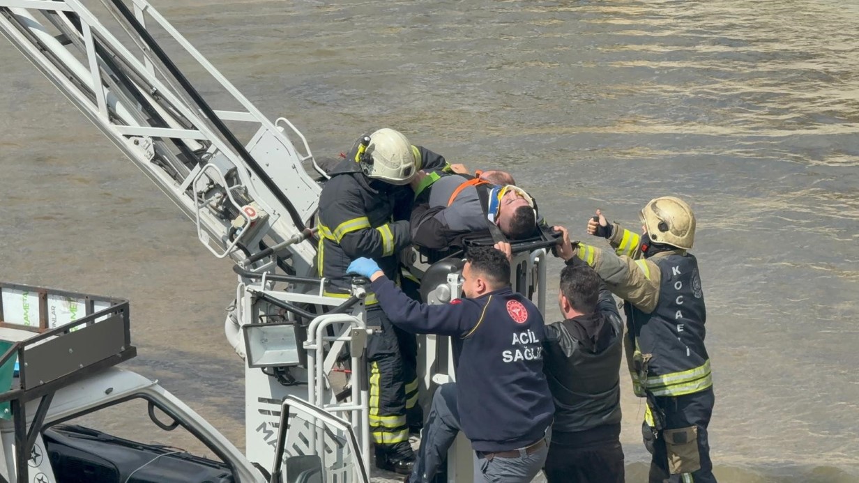 Dereye uçan kamyonetin sürücüsüne dakikalarca kalp masajı yapıldı