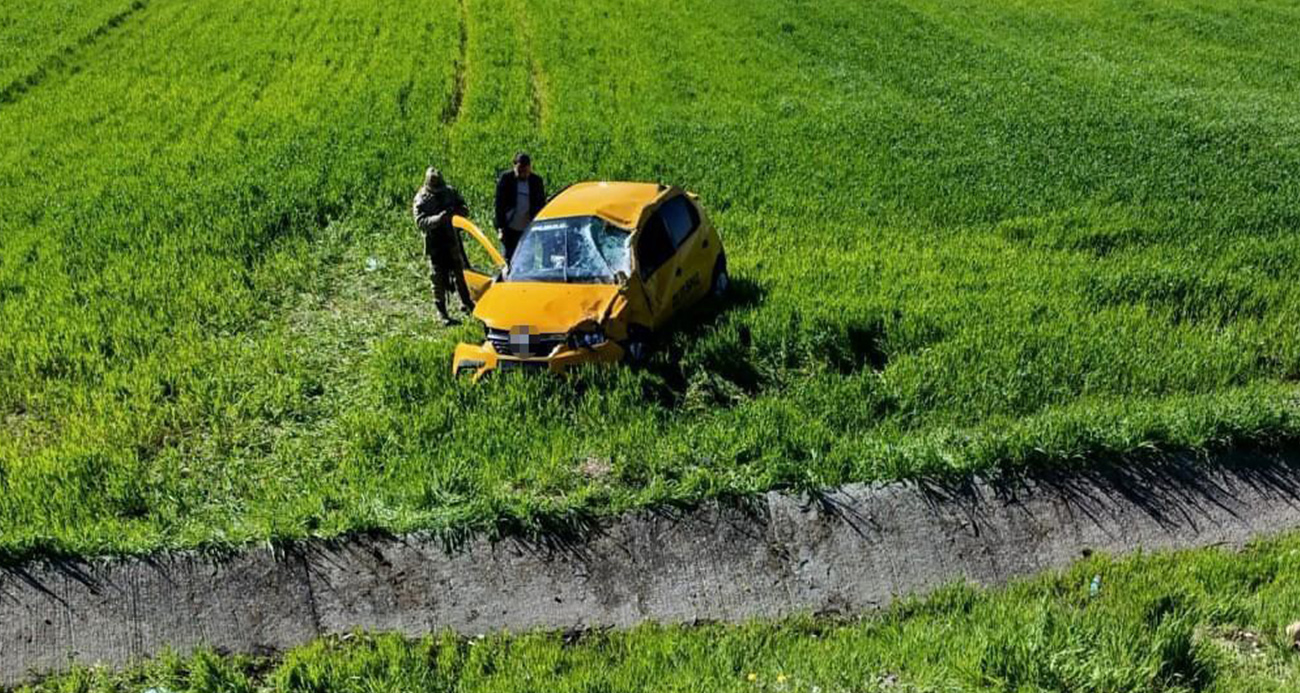 Diyarbakır’ın Silvan ilçesinde sürücüsünün direksiyon hakimiyetini kaybettiği taksi takla attı. Kazada 1’i ağır 4 kişi yaralandı.