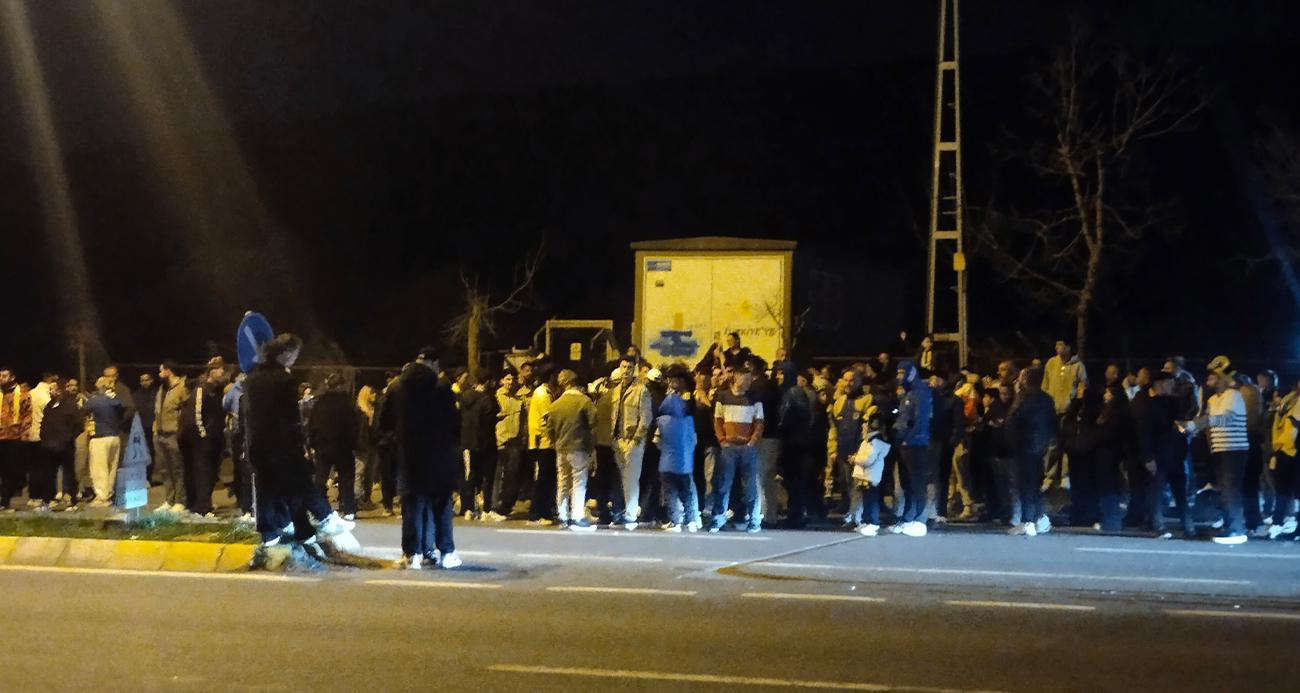 Süper Lig’de Fenerbahçe’nin Beşiktaş’ı 1-0 mağlup etmesinin ardından sarı-lacivertli taraftarlar Samandıra Can Bartu Tesisleri önünde bir araya gelerek galibiyet kutlaması yaptı.