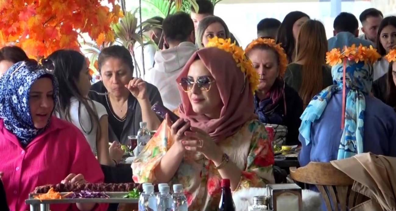 Karnaval esnafın yüzünü güldürdü, kebapçılar doldu taştı