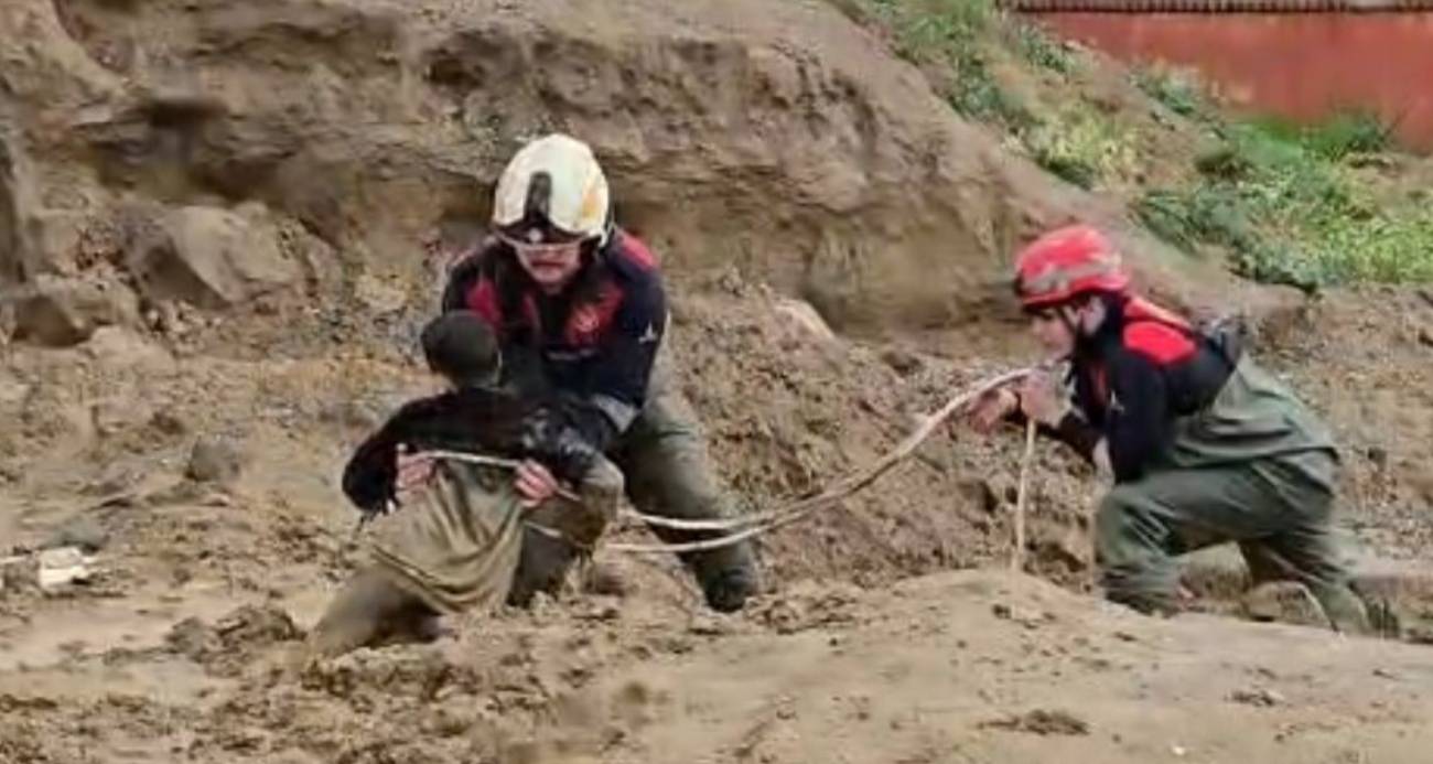 İzmir’de çamura saplanan çocukları itfaiye kurtardı