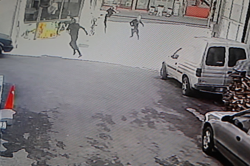 Silahlı saldırıya çakmakla karşılık verdi