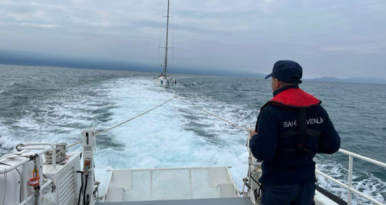 Kuşadası açıklarında motoru bozulan tekne kurtarıldı