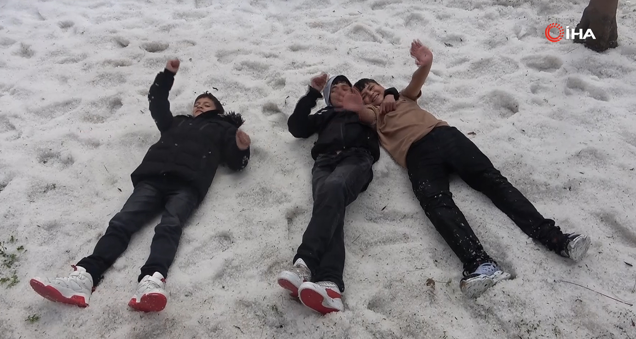 Adana’da dün etkili olan dolu yağışının ardından oluşan ve erimeyen buz kütlelerinde çocuklar kar topu oynayarak eğlendi.