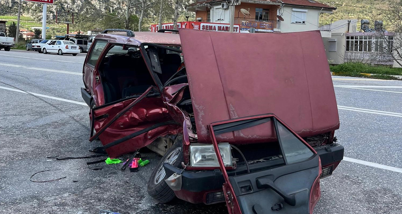 Akseki’de iki otomobil çarpıştı: 3 yaralı