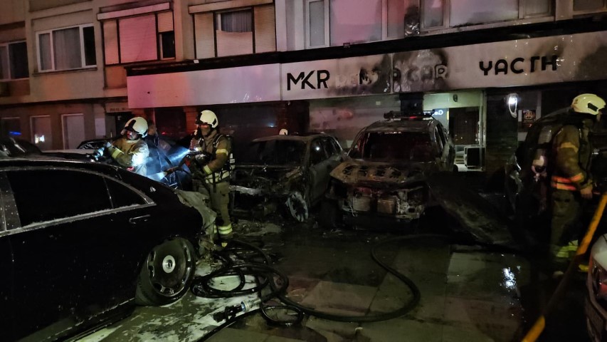 Beşiktaş’ta araç kiralama şirketinde çıkan yangında yaklaşık 100 milyon değerinde 15 araç alevlere teslim oldu