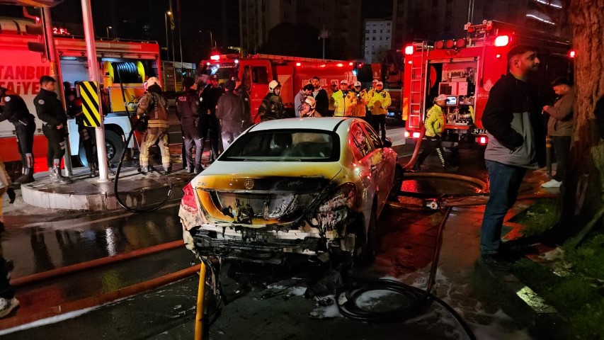 Beşiktaş’ta araç kiralama şirketinde çıkan yangında yaklaşık 100 milyon değerinde 15 araç alevlere teslim oldu