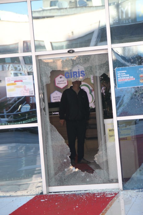 Elindeki pompalı tüfekle belediye binasına ateş açtı