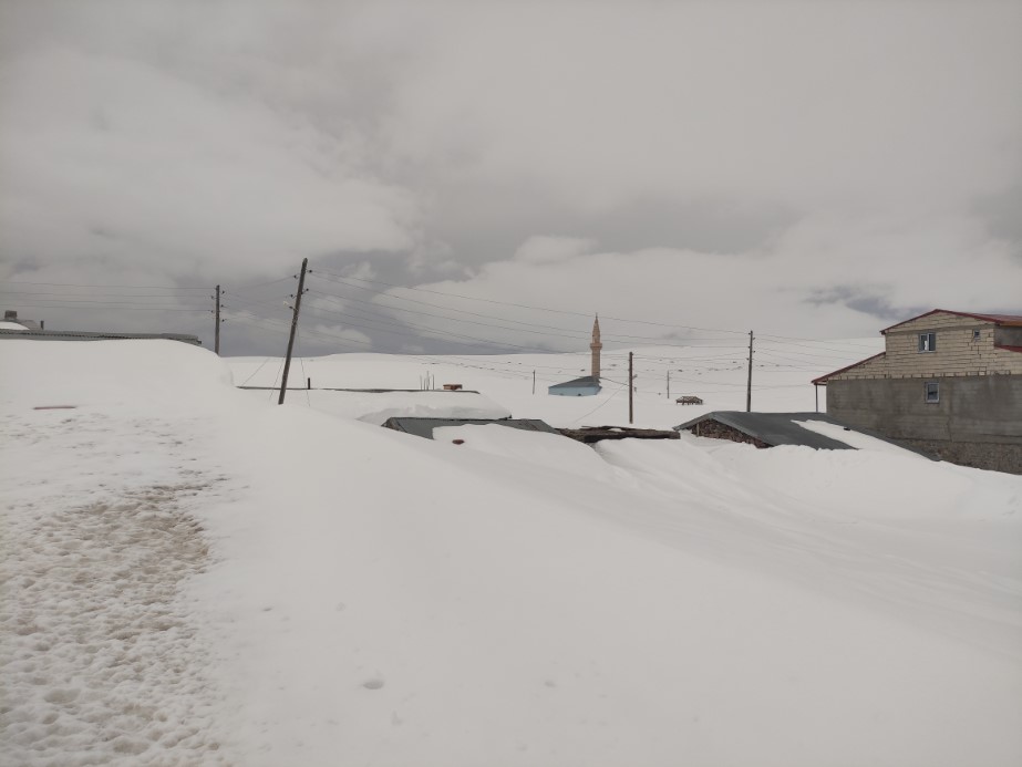 Bülbülan Yaylası’nda evler kara gömüldü