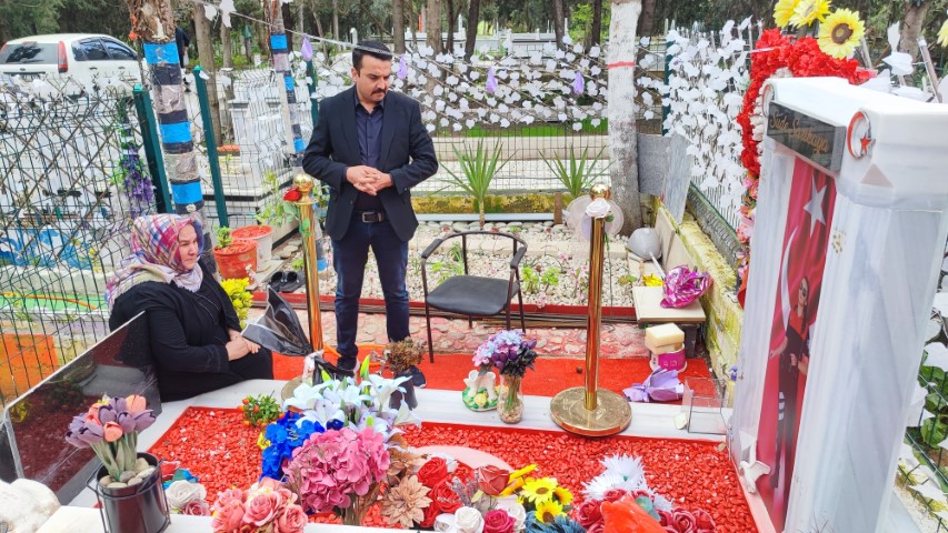Güvenlik kameralı polis mezarından hırsızlık, anneyi gözyaşlarına boğdu