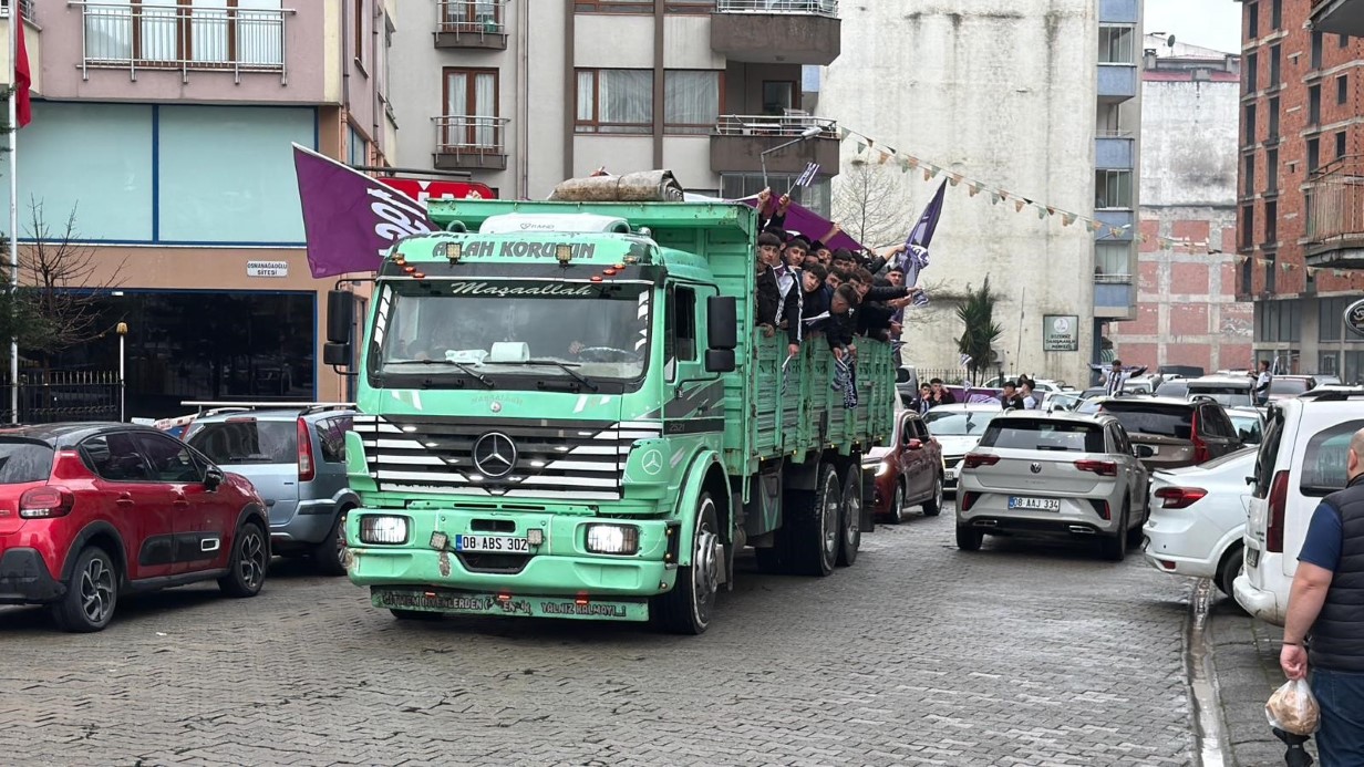Amatör maçta ilginç görüntüler: Taraftarlar kamyon kasasında maça gitti