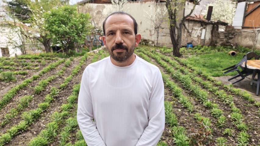 Babasından miras kalan akzambaklara gözü gibi bakıyor