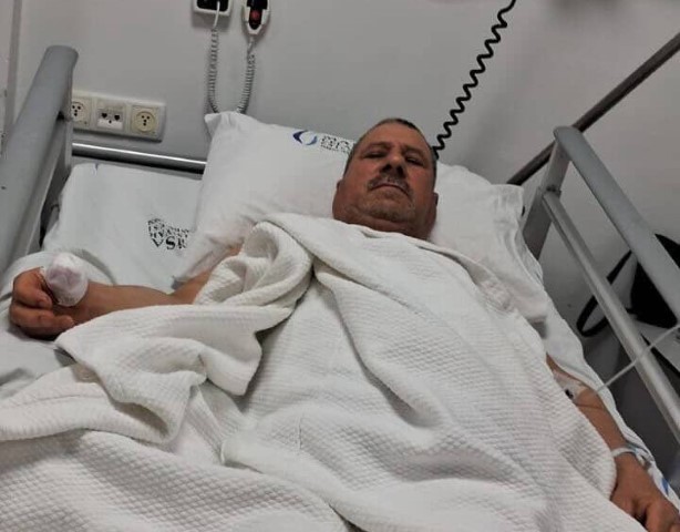 Başıboş köpeklerin saldırısına uğrayan adamın baş parmağı koptu