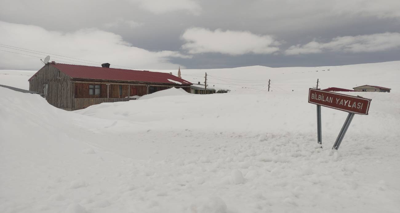 Bülbülan Yaylası’nda evler kara gömüldü