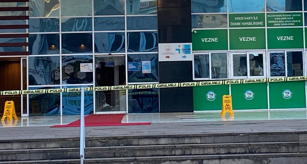 Elindeki pompalı tüfekle belediye binasına ateş açtı