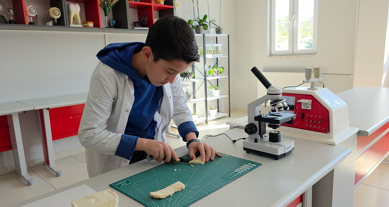 Düzce’de ortaokul öğrencisi Yusuf Eymen Çiçek, atık pirinç kabuklarını kullanarak mevcut ürünlere göre yüzde 64 daha dayanıklı ve geç alev alan yalıtım malzemesi geliştirdi. Çiçek, bu projesiyle TÜBİTAK yarışmasında bölge birincisi oldu.