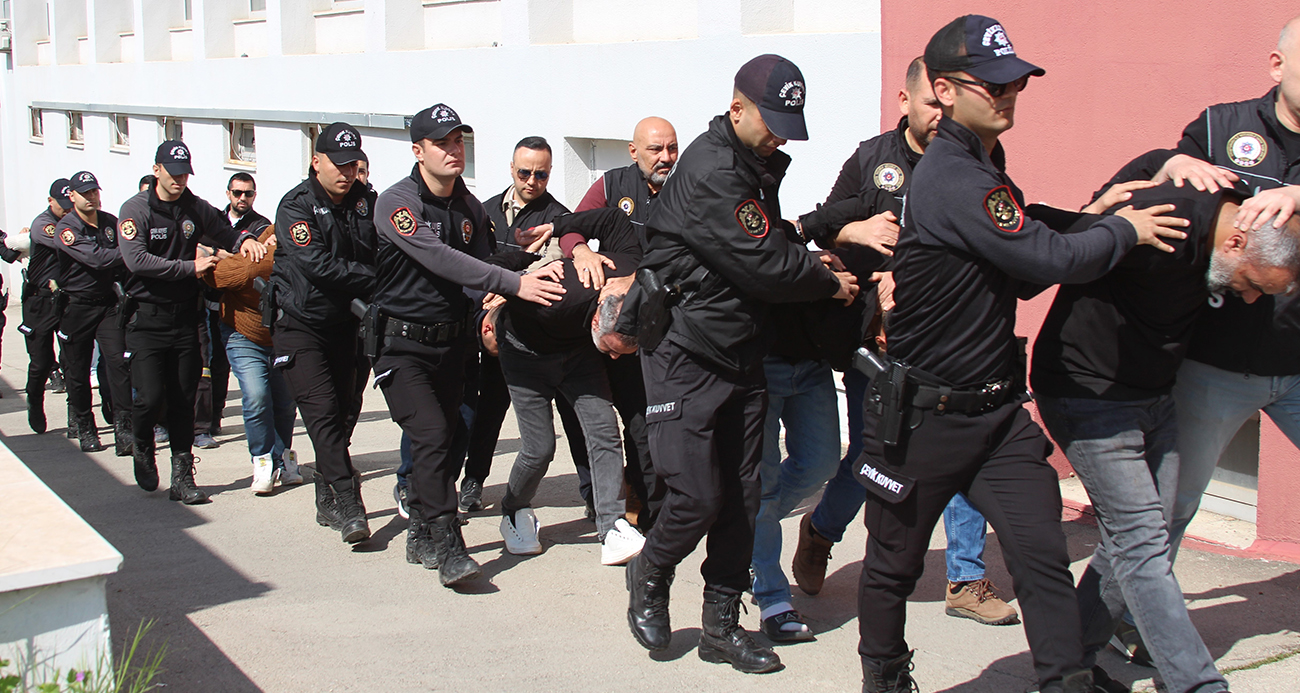 Adana’da ıslak mendil üretim tesisi süsü verilerek kurulan kaçak sentetik ecza imalathanesine yönelik operasyonun detayları ortaya çıktı. Şüphelilerin, sevkiyatta yakalanmamak için "Afiyet olsun" yazılı ambalajlarla kamuflaj yaptığı ortaya çıkarken, "Islak mendil işi diye girdik, sonradan uyuşturucu olduğunu anladık ama çıkamadık" ifadeleri dikkat çekti. Operasyonda yakalanan 9 kişiden 7’si tutuklanırken 2’si adli kontrol şartıyla serbest kaldı.