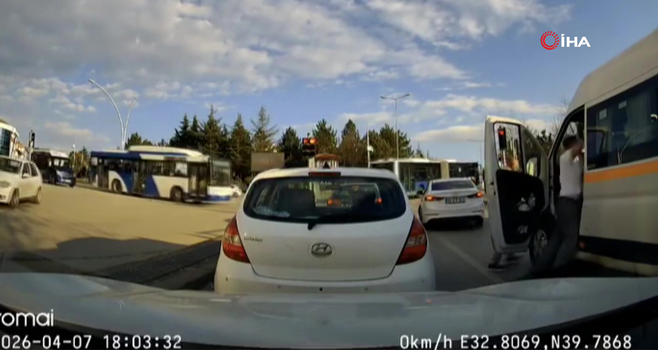 Ankara’nın Gölbaşı ilçesinde, iki sürücü arasında çıkan kavga otomobil kamerasına yansıdı.